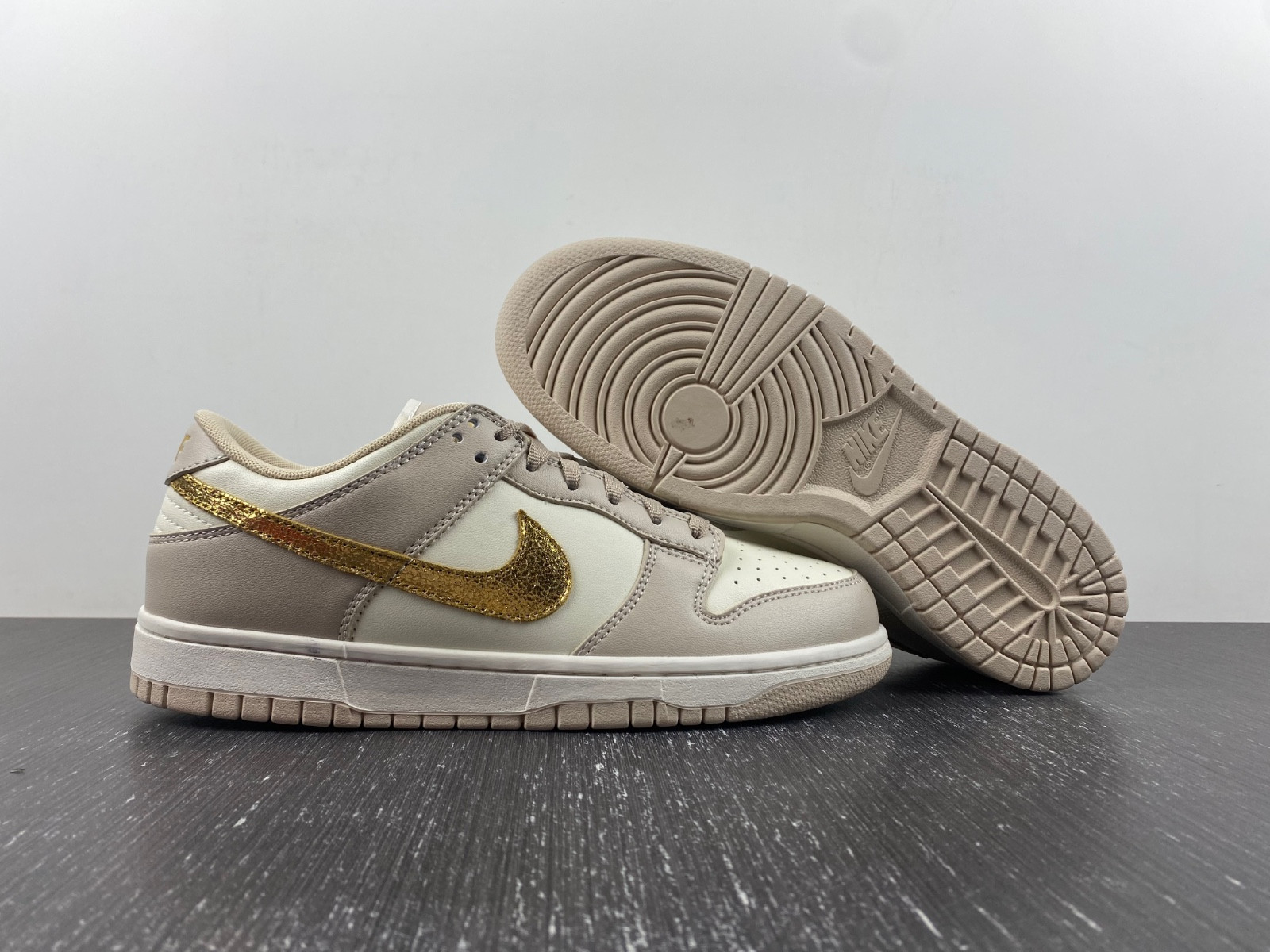 nike wmns dunk low ''gold swh'' dx5930-001