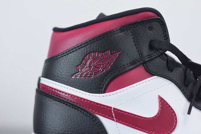 air jordan 1 mid resembles the “bred toe” 554724-066