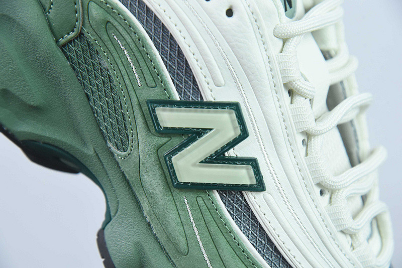 NEW BALANCE SNEAKER