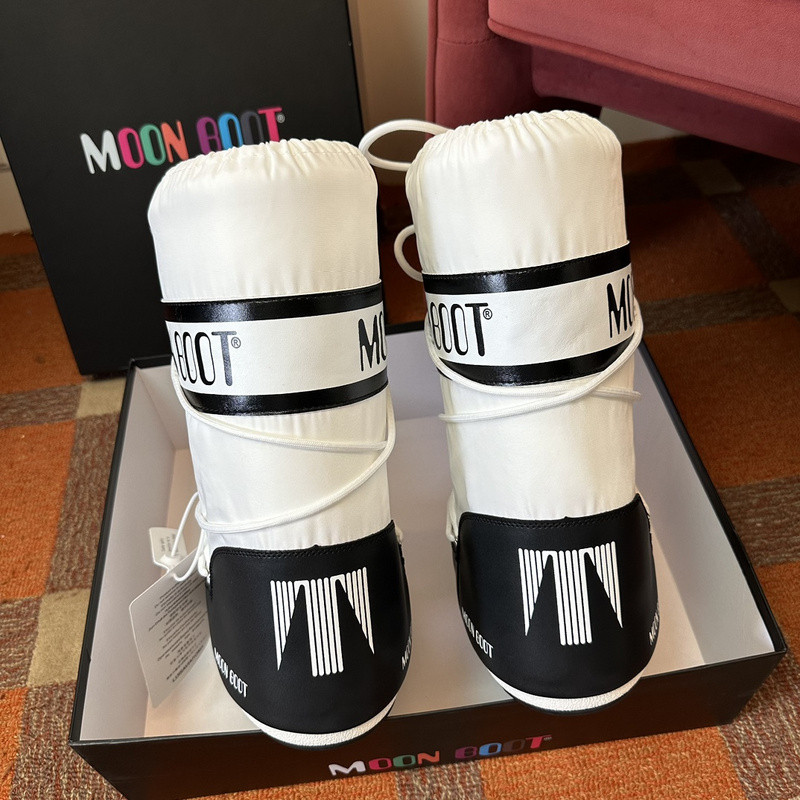 mOON bOOT