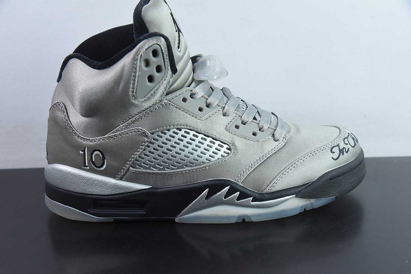Air Jordan 5 Wings Medium Grey / Black IO2038-001