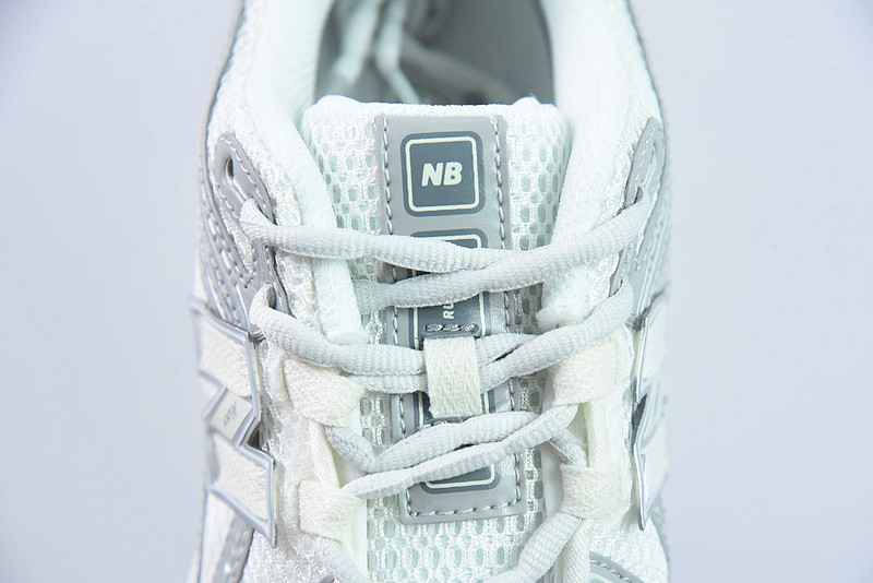 NEW BALANCE SNEAKER