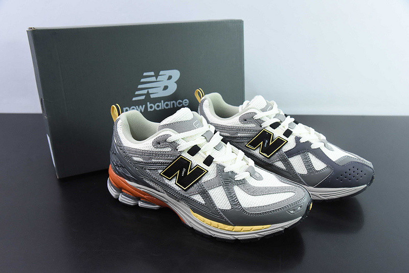 NEW BALANCE SNEAKER